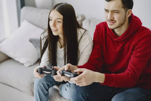 Пара дома, играющая в видеоигры — стоковое фото