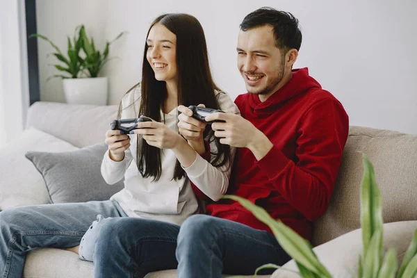 Pareja en casa jugando en un videojuego — Foto de Stock