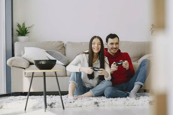 Pareja en casa jugando en un videojuego — Foto de Stock