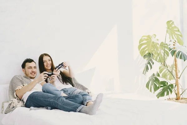 Evde video oyunu oynayan bir çift — Stok fotoğraf