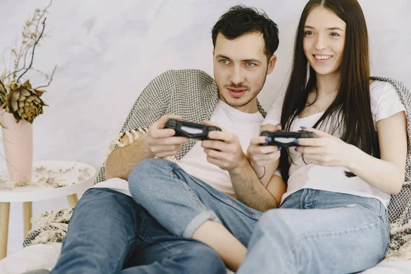 집에서 비디오 게임을 하는 부부 — 스톡 사진