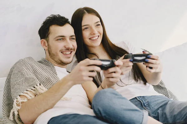 Casal em casa jogando em um jogo de vídeo — Fotografia de Stock