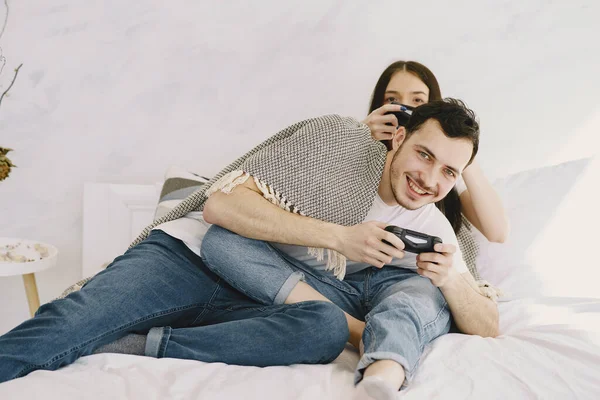 Couple at home playing in a video games — Stock Photo, Image