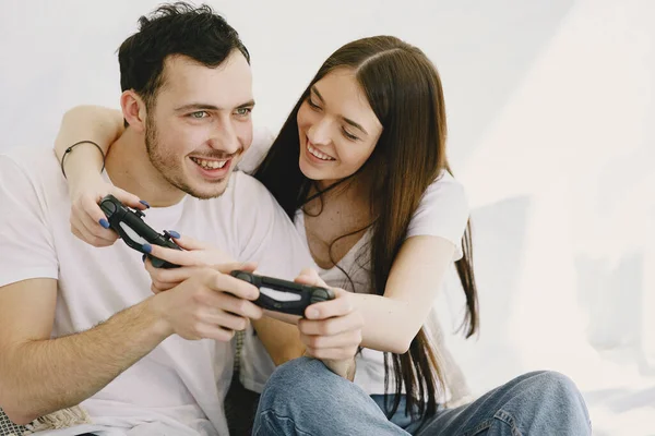 Pareja en casa jugando en un videojuego — Foto de Stock