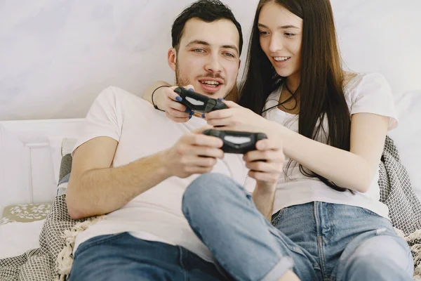 Pareja en casa jugando en un videojuego — Foto de Stock