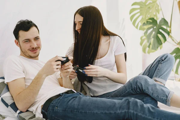 Couple at home playing in a video games — Stock Photo, Image