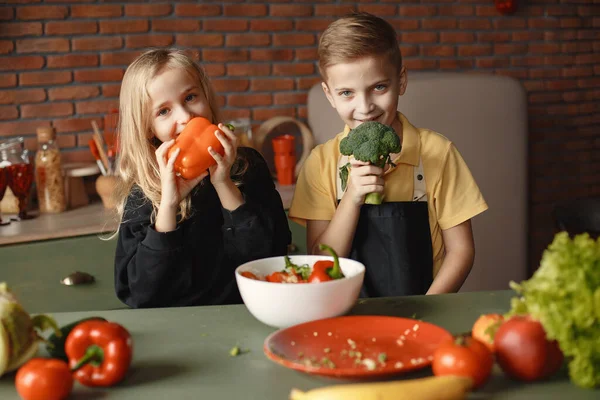 Dzieci przygotowują salan w kuchni — Zdjęcie stockowe