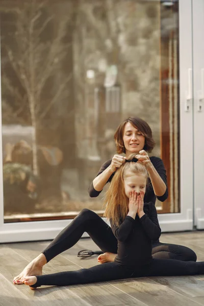 Žena s dcerou se zabývá gymnastikou — Stock fotografie