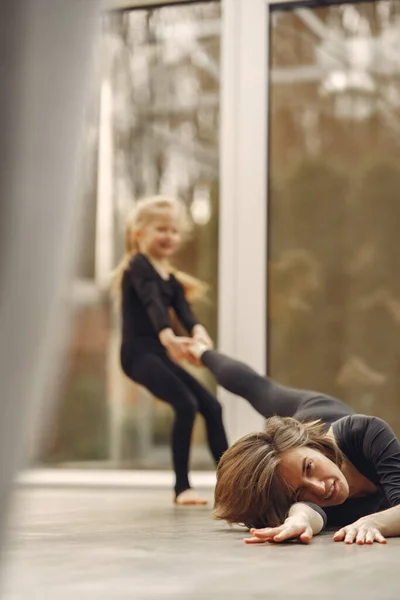 Женщина с дочерью занимается гимнастикой — стоковое фото