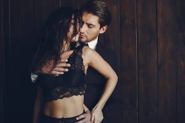 Evde seksi bir çift var.