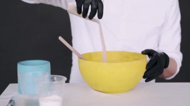 Sarı kasede şekil vermek için ellerinizi yakın tutun.