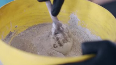 Sarı kasede şekil vermek için ellerinizi yakın tutun.