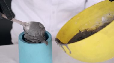 Modellik için mavi şablona insan karışımı döker