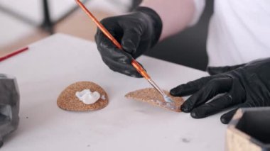 Stüdyoda el yapımı ot üretme manzarası.