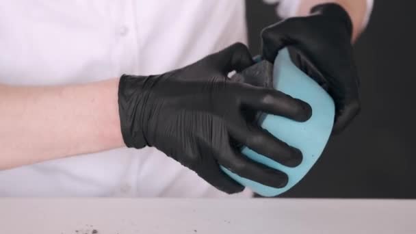 Primer plano del proceso de fabricación de maceta con plantilla azul — Vídeos de Stock