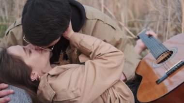 Erkeklerin kucağına uzanan ve onu öpen bir kız.