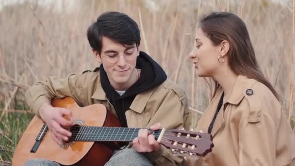 야외에서 음악 과 데이트하는 젊은 부부의 모습 — 비디오