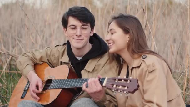 Retrato de jovem casal ter data com música ao ar livre — Vídeo de Stock