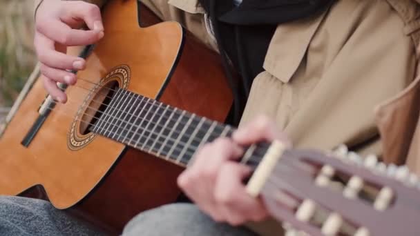 Vista cortada de mãos masculinas tocando música na guitarra — Vídeo de Stock