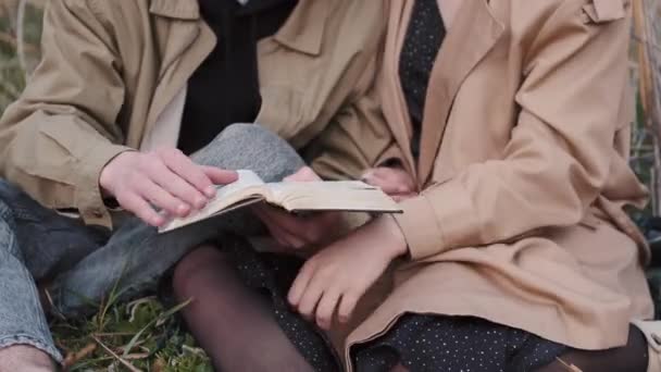 Recortado vista de joven pareja leyendo libro juntos — Vídeos de Stock