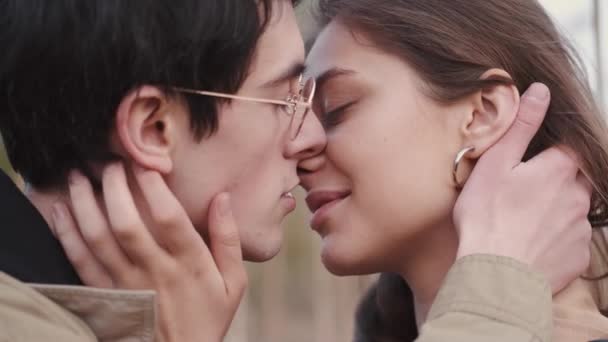 Menino de óculos e menina beijando e tendo data em juncos — Vídeo de Stock