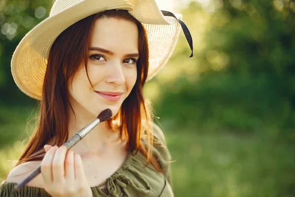 Elegante und schöne Mädchen malen in einem Feld — Stockfoto