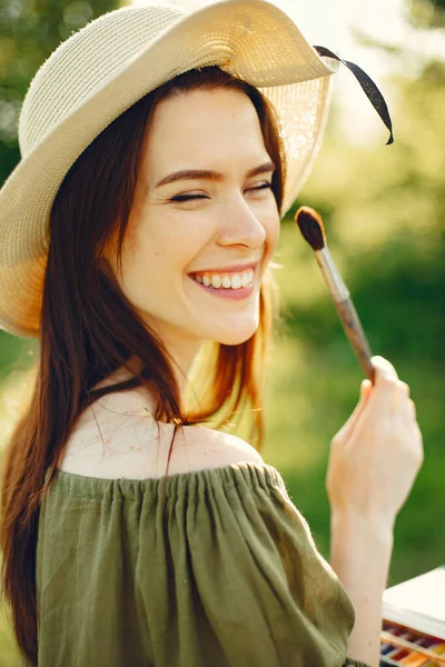 Elegant och vacker flicka målning på ett fält — Stockfoto
