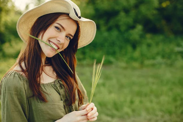 Милая и красивая девушка в летнем поле — стоковое фото