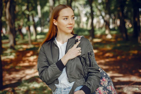 Elegantní a stylová dívka v letním lese — Stock fotografie