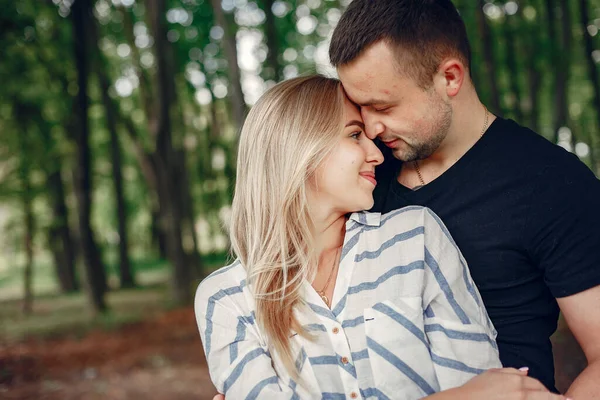 Vackra par tillbringar tid i en sommarskog — Stockfoto