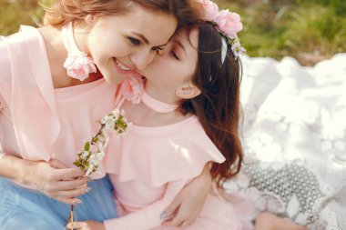 Bir bahar parkında şirin ve şık bir aile.