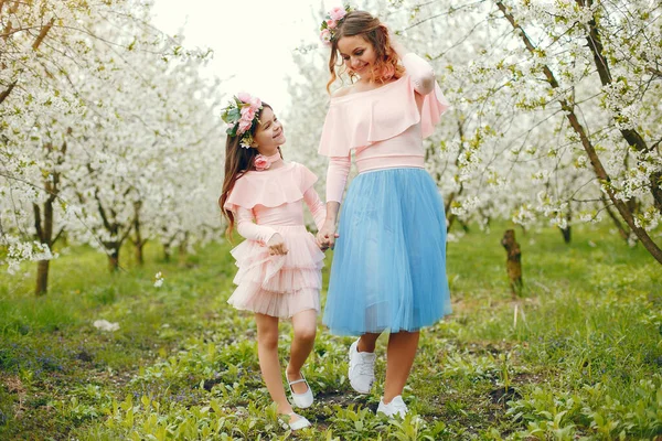 Cute i stylowa rodzina w parku wiosennym — Zdjęcie stockowe