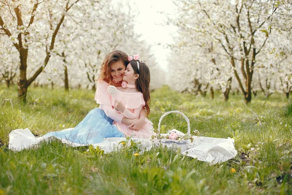 Família bonito e elegante em um parque de primavera — Fotografia de Stock