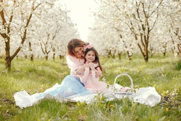 Cute i stylowa rodzina w parku wiosennym — Zdjęcie stockowe