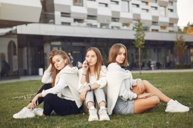 Öğrenci kampüsünde telefonlu genç öğrenciler.