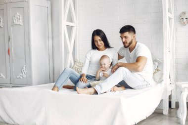 Güzel bir aile tuvalette vakit geçirir.