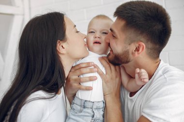 Güzel bir aile tuvalette vakit geçirir.