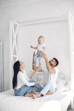 Güzel bir aile tuvalette vakit geçirir.