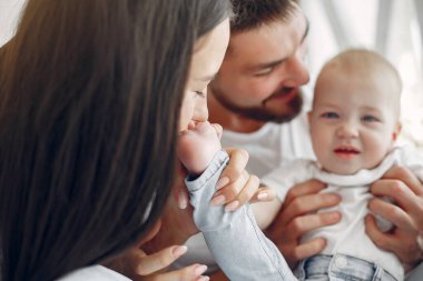 Güzel bir aile tuvalette vakit geçirir.