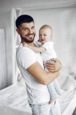 Baba ve küçük oğlu evde eğleniyor.