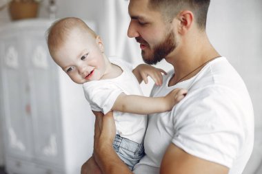 Baba ve küçük oğlu evde eğleniyor.