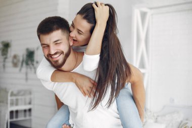 Güzel bir çift yatak odasında vakit geçirir.