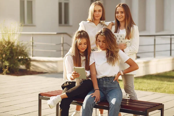 Čtyři studenti na studentském kampusu s tabletem — Stock fotografie