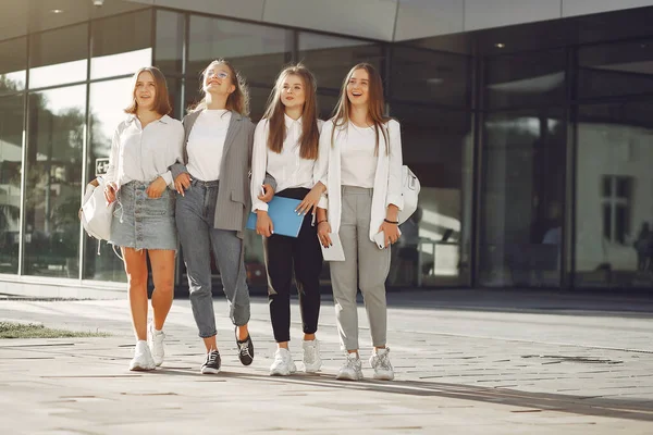 Tři studenti ležící na trávě s knihami — Stock fotografie