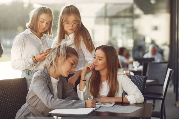 Čtyři studenti na studentském kampusu sedí u stolu — Stock fotografie