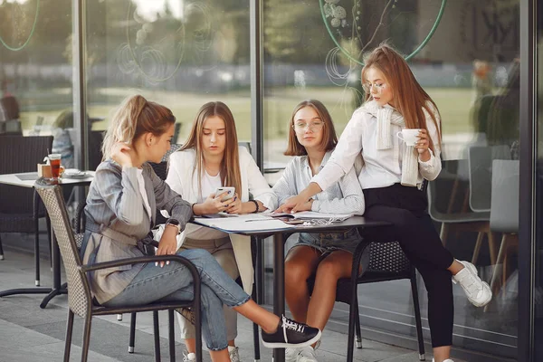 Τέσσερις μαθητές σε μια πανεπιστημιούπολη κάθονται στο τραπέζι — Φωτογραφία Αρχείου