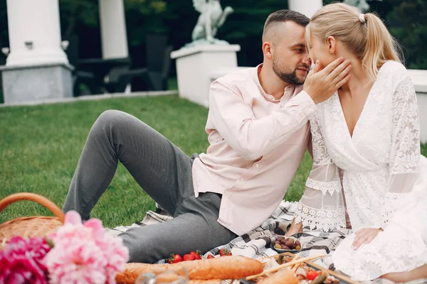 Belo casal passar o tempo em um jardim de verão — Fotografia de Stock