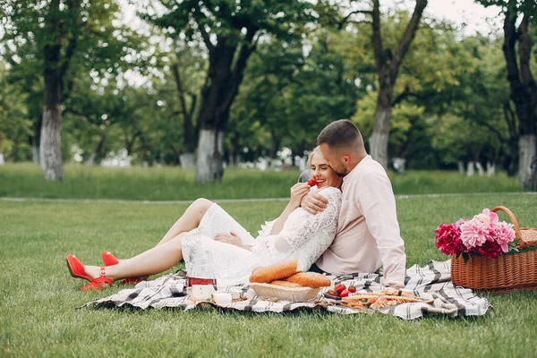 Beautiful couple spend time in a summer garden — 图库照片