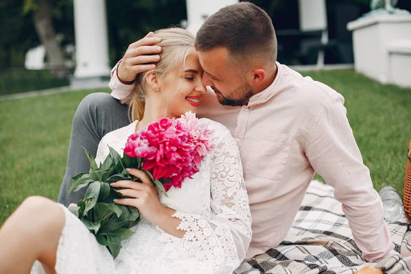 Beautiful couple spend time in a summer garden — Stock fotografie