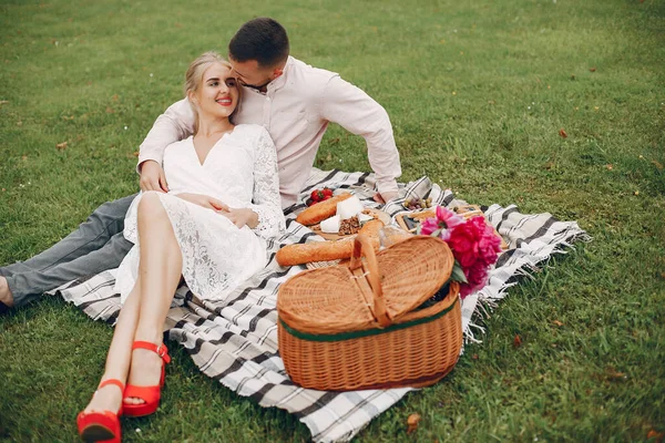 Beautiful couple spend time in a summer garden — Stok fotoğraf